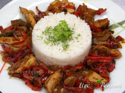 Когда у мяса и овощей появится карамельная корочка - блюдо готово. На гарнир к  куриному филе в соевом соусе с овощами отлично подойдет рис.
