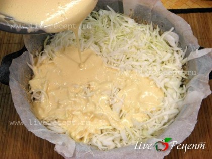 Поливаем  тестом капусту. В нескольких местах протыкаем вилкой, чтобы тесто протекло. Ставим в духовку и выпекаем пирог 40 мин при температуре 180 градусов.
