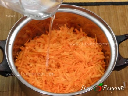 Чтобы приготовить морковную запеканку без муки, натираем на крупной терке предварительно почищенную морковь. Кладем морковь в кастрюлю, добавляем 100 мл воды и тушим до мягкости на маленьком огне.