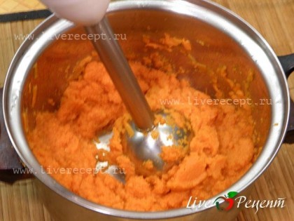 При помощи блендера делаем  морковное пюре, к нему добавляем сливочное масло, сахар и яичные желтки все хорошо вымешиваем и отставляем остывать.