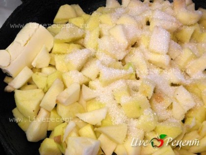 Готовим начинку для яблочной галеты. Яблоки чистим и режем на небольшие кусочки. Обжариваем их на сливочном масле с добавлением сахара 3-4 мин. Яблоки должны стать мягкими, но не потерять формы.