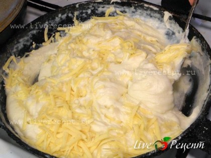 Затем добавляем натертый сыр продолжаем мешать пока сыр не расплавится и все ингредиенты не станут одним целым.