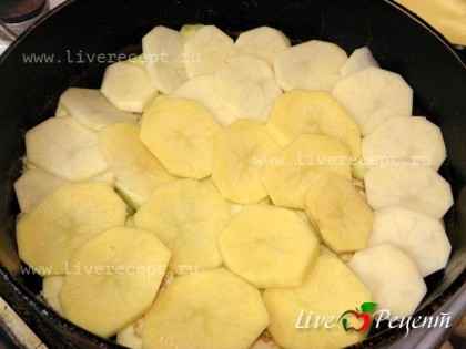 Картофель и баклажаны нарезаем кружочками 0,3-0,5 см толщиной. Баклажаны посолить и оставить минут на 15, чтобы ушла лишняя горечь. Берем подходящую форму для запекания, немного смазываем ее маслом и выкладываем сначала баклажаны, затем картофель.