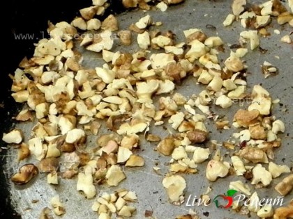 Очищаем орехи, измельчаем их не сильно мелко и  слегка обжариваем на сухой сковороде.Если не нравятся крупные частички орехов в салате, можно измельчить их блендером.