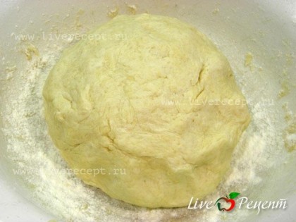Затем добавляем молоко и замешиваем тесто. Ставим  его в теплое место минут на 40, чтобы оно подошло.