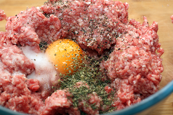 Из мяса сделайте фарш, добавьте яйцо, соль, перец и зелень.