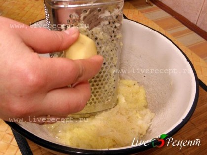 Для приготовления драников берем мелкую терку и трем поочередно лук и картофель.Массу периодически перемешиваем. Благодаря луку картофель не потемнеет.