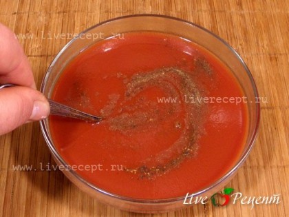 Для приготовления соуса томатную пасту выкладываем в миску. Воду доводим до кипения и вливаем к томатной пасте, тщательно размешиваем. Добавляем специи, сахар и соль. Все хорошо перемешиваем, чтобы сахар и соль полностью растворились.  По желанию в соус из томатной пасты можно добавить зелень.