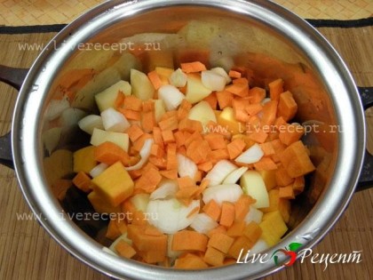 Рецепт приготовления супа-пюре из тыквы с томатным соком очень прост. Нарезаем все овощи кубиками и складываем в кастрюлю. Наливаем воды так, чтобы она полностью покрыла овощи. Тушим, пока овощи хорошо не разварятся.