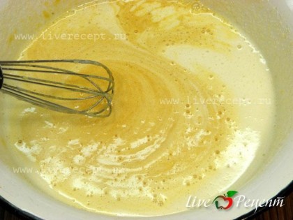 Взбиваем яйца с сахаром, добавляем пюре из тыквы и перемешиваем. Затем вливаем масло (растопленное), добавляем разрыхлитель и муку. Все перемешиваем.