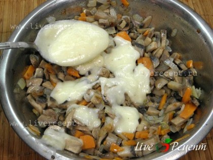 Для следующего слоя нарезаем грибы небольшими кусочками и вместе с мелко нарезанным луком обжариваем на растительном масле до готовности и заливаем тем же соусом.К грибам я добавила мелко нарезанную морковь из бульона.