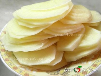 Для приготовления картофеля по-савойски, картофель нарезаем тонкими ломтиками и укладываем в емкость для запекания. Картофель укладывается равномерно по дну формы.