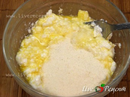 Чтобы приготовить сырники без сахара, взбиваем яйца, добавляем творог, манку, муку, соль. Все перемешиваем и оставляем минут на 30.
