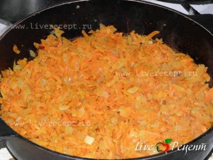 Затем добавляем натертую на средней терке морковь и все вместе обжариваем.