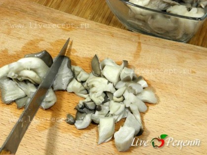 Запеканка с картофелем и грибами готовится очень быстро и легко.  Грибы отвариваем до готовности, нарезаем их, не очень мелко.