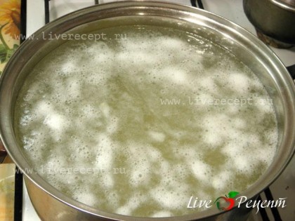 Приготовить томатный суп с охотничьими колбасками и фасолью легко и быстро. В кастрюлю наливаем 3,5 л воды,  доводим до кипения и кладем картофель, нарезанный кубиками.
