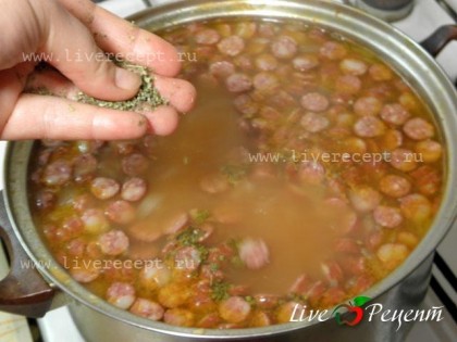 В самом конце добавляем тимьян. Суп должен настояться минут 20. Подаем суп томатный с охотничьими колбасками и фасолью горячим, можно со сметаной.