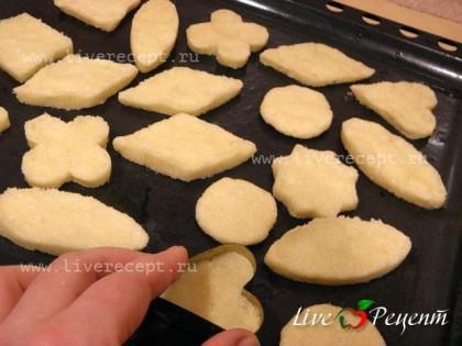 Формируем из теста печенье, можно использовать специальные формочки, и выкладываем на противень смазанный маслом.Руки необходимо смачивать водой, чтобы тесто не липло.