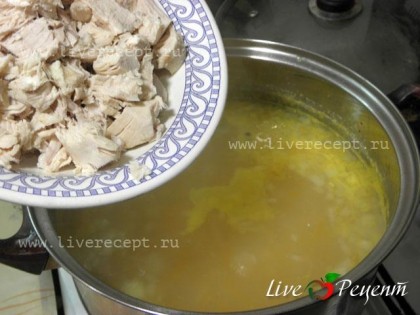 Добавляем нарезанное небольшими кусочками мясо и варим суп до готовности картофеля.
