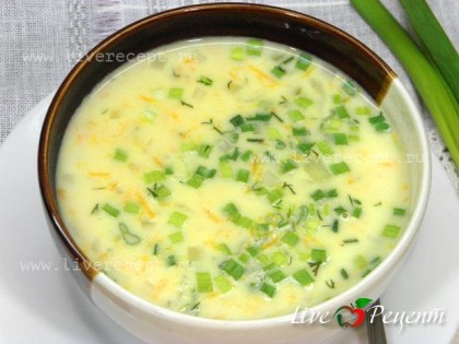 Подаем сырный суп с рисом в горячем виде, посыпав зеленью.