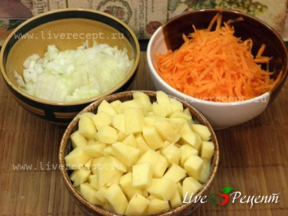 Картофель нарезаем кубиками, лук мелкими кубиками, а морковь трем на терке.