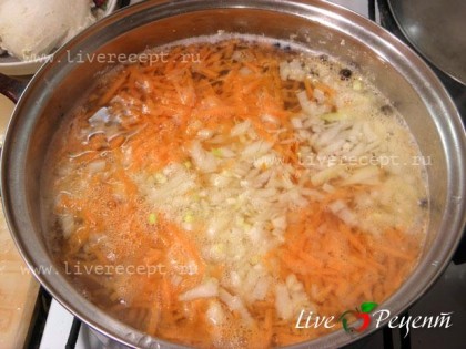 В кипящий бульон кладем картофель, затем морковь и лук.  Варим до готовности картофеля.