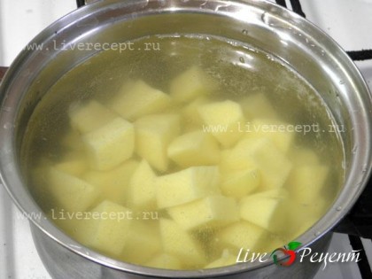 Для приготовления картофельных корзиночек с грибами сначала почистим картофель, режем его кубиками и варим с добавлением соли.