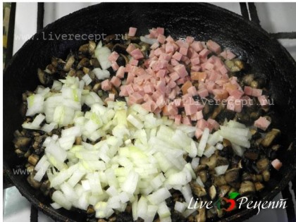 Пока картофель варится, приготовим начинку для картофельных корзиночек. Грибы мелко режем и жарим на растительном масле. Добавляем к грибам  порезанные кубиком ветчину и лук.  Солим, перчим и все вместе обжариваем. Затем отставляем, чтоб начинка остыла.