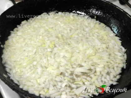 Для приготовления свекольной икры лук режем мелко и ставим жариться на сковороде с растительным маслом.