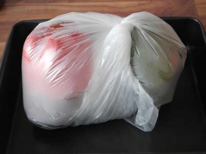Когда овощи запекутся, положить их в пакет, плотно закрыть и дать остыть