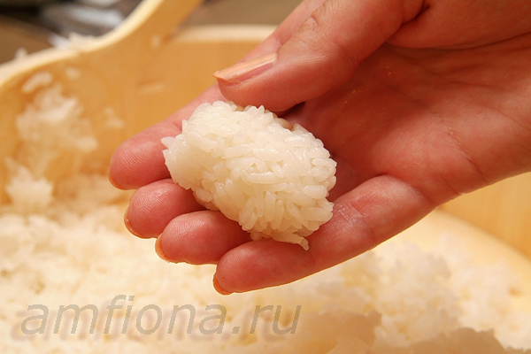 Гункан-суши - это своеобразная "ёмкость" из риса и нори, идеально подходящая для наполнения измельчённой начинкой. Чтобы приготовить гункан, влажной ладонью возьмите немного риса и сформируйте из него продолговатый комочек. 