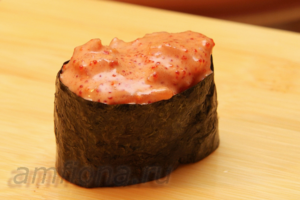 Такие гункан-суши придутся по вкусу любителям острых блюд. Есть их необходимо сразу же после приготовления, пока нори не забрали влагу от соуса и не утратили блеск и хрустящесть.