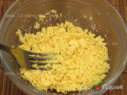 Чтобы приготовить соус тар-тар, желтки тщательно разминаем вилкой.