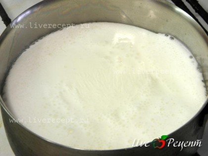 Для приготовления заварного крема вскипятим молоко.