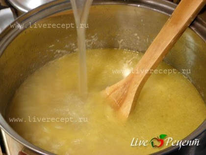 Сняв луковый суп с нагрева, венчиком подмешиваем в суп 2 стакана горячего говяжьего бульона и коньяк. Хорошенько перемешиваем и вливаем еще 2 л бульона и вино. Ставим суп на маленький огонь и, прикрыв крышкой, варим еще 30 мин. Если нужно по вкусу добавляем перец и соль.