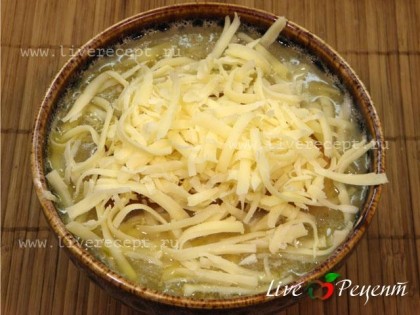 Сверху щедро посыпаем сыром и ставим в разогретую духовку, пока сыр не станет румяным (минут на 20).