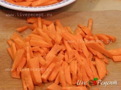 Морковь нарезаем довольно крупной соломкой, чтобы она не развалилась в процессе готовки.