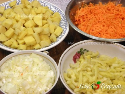 Подготовим овощи для супа с клецками. Морковь трем на средней терке, лук мелко нарезаем, перец очищаем от семян и нарезаем соломкой, картофель – кубиками.