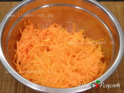 Салат из тыквы и моркови с тыквенными семечками приготовить очень легко, морковь и тыкву очищаем, у тыквы вынимаем семечки. Семечки тщательно промываем и обсушиваем бумажными салфетками. Духовку разогреваем до 100 градусов. Противень застилаем пергаментом и выкладываем семечки в один слой. Ставим в духовку на 30 мин. Остужаем и чистим.Можно всего этого не делать, а просто купить готовые  очищенные семечки в магазине.