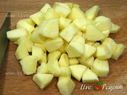 Яблоки очищаем и режем кубиком, слишком мелко яблоки резать не стоит, они должны сохранить форму.