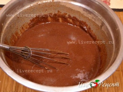 Чтобы приготовить шоколадно-ореховую пасту, смешиваем какао, сахар и муку. Добавляем в сухую смесь половину молока и тщательно перемешиваем.