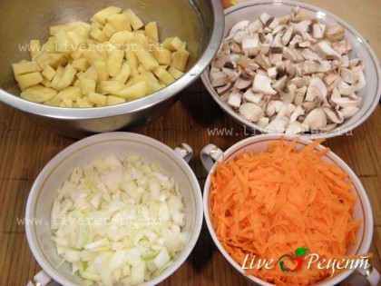 Лук нарезаем мелкими кубиками, морковь трем на крупной терке, картофель и грибы также нарезаем небольшими кубиками.
