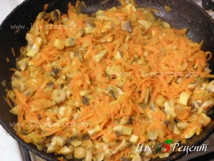 Слегка обжариваем лук, морковь и грибы на растительном масле.