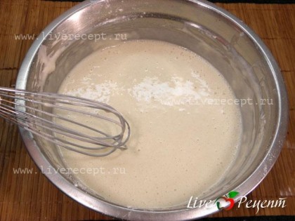 Чтобы приготовить блины на кефире, в миске взбиваем яйца с сахаром и солью, добавляем кефир, соду, масло и перемешиваем. Затем постепенно добавляем муку. Не переставая взбивать тесто, вливаем кипяток.