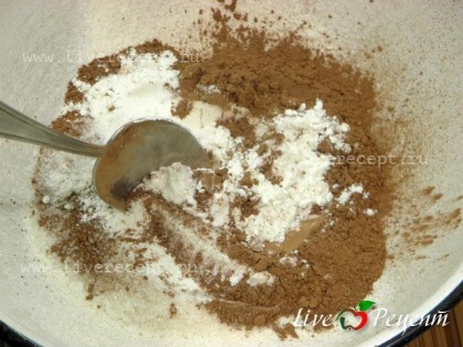 Чтобы приготовить шоколадные блинчики, в большую миску просеиваем муку и какао, добавляем сахар и размешиваем.