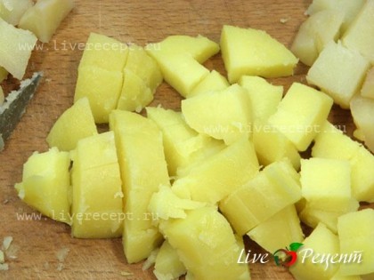 Чтобы приготовить завтрак крестьянина, картофель чистим и нарезаем кубиками.