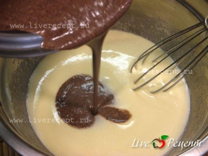 Полученную шоколадную массу добавляем  к взбитым желткам и перемешиваем.