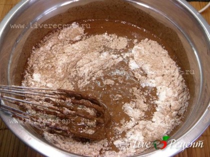 Смешиваем муку и какао-порошок, просеиваем и постепенно  вводим в тесто. Тесто должно быть консистенции негустой сметаны.