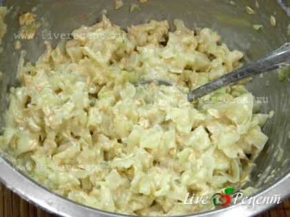Кладем нарезанную капусту в миску, добавляем яйца, овсяные хлопья, соль и перец по вкусу.По желанию овсяные хлопья можно измельчить в блендере.