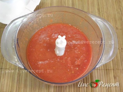 Сделав крестообразные надрезы на помидорах, опускаем их в кипяток на несколько секунд. Снимаем кожицу и нарезаем мякоть. Измельчаем помидоры вместе с томатным соком в блендере.Можно использовать консервированные помидоры в собственном соку.